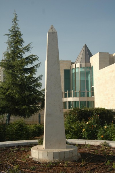 Dorothy Rothschild Garden obeliskk for sun worship